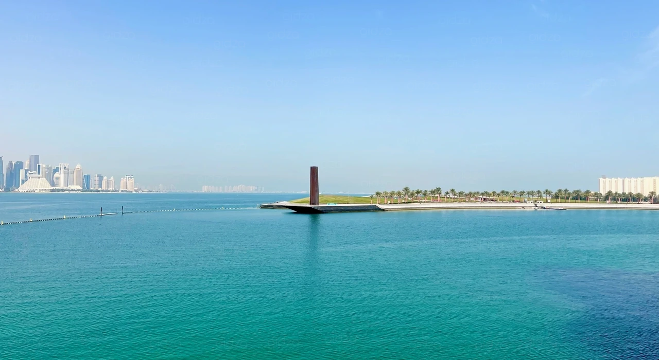 Вид на скульптуру «7» Ричарда Серры в Катаре