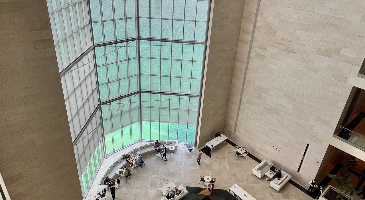 Панорамное многоэтажное остекление холла Музея исламского искусства