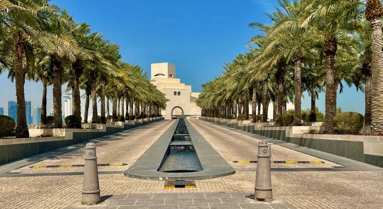 Пальмовая аллея на входе в Музей исламского искусства в Катаре