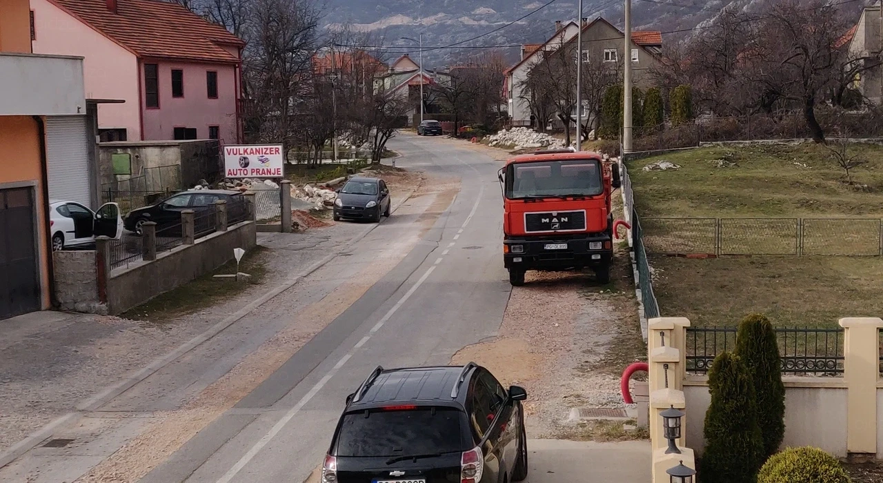 Мы поехали дальше. В Подгорицу. Я - молча. Мне очень понравилось в Цетине. Надеюсь, вам тоже. Но фотографии это так мало, если будете путешествовать по Черногории - очень рекомендую. Удивительное времяпрепровождение обеспечено!