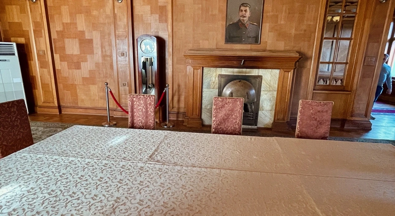 Каминный зал. Портрет повесили позднее, сам Сталин не любил свои портреты.