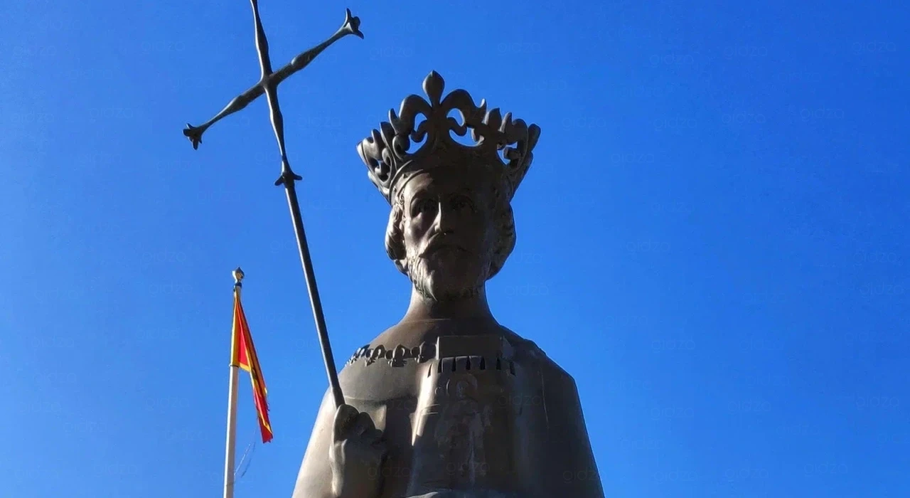 Памятник королю Твртко I. Стефан Твртко I Котроманич, около 1338 — 1391) — боснийский бан из династии Котроманичей в 1353—1366 и 1367—1377 годах, первый король Боснии в 1377—1391 годах, король Далмации и Хорватии с 1390 года.