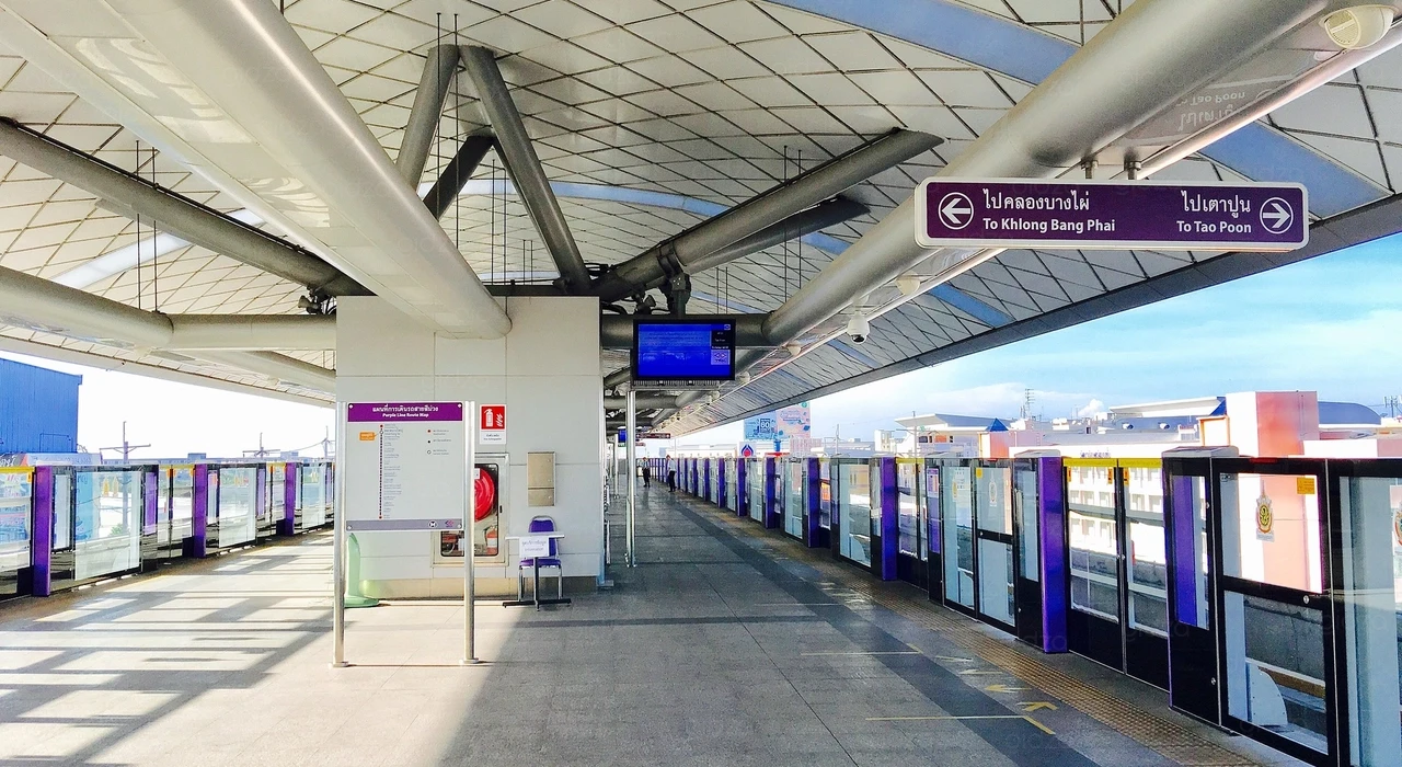 Talad Bang Yai MRT Station. В район Банг Яй ведет пурпурная ветка метро из Бангкока.