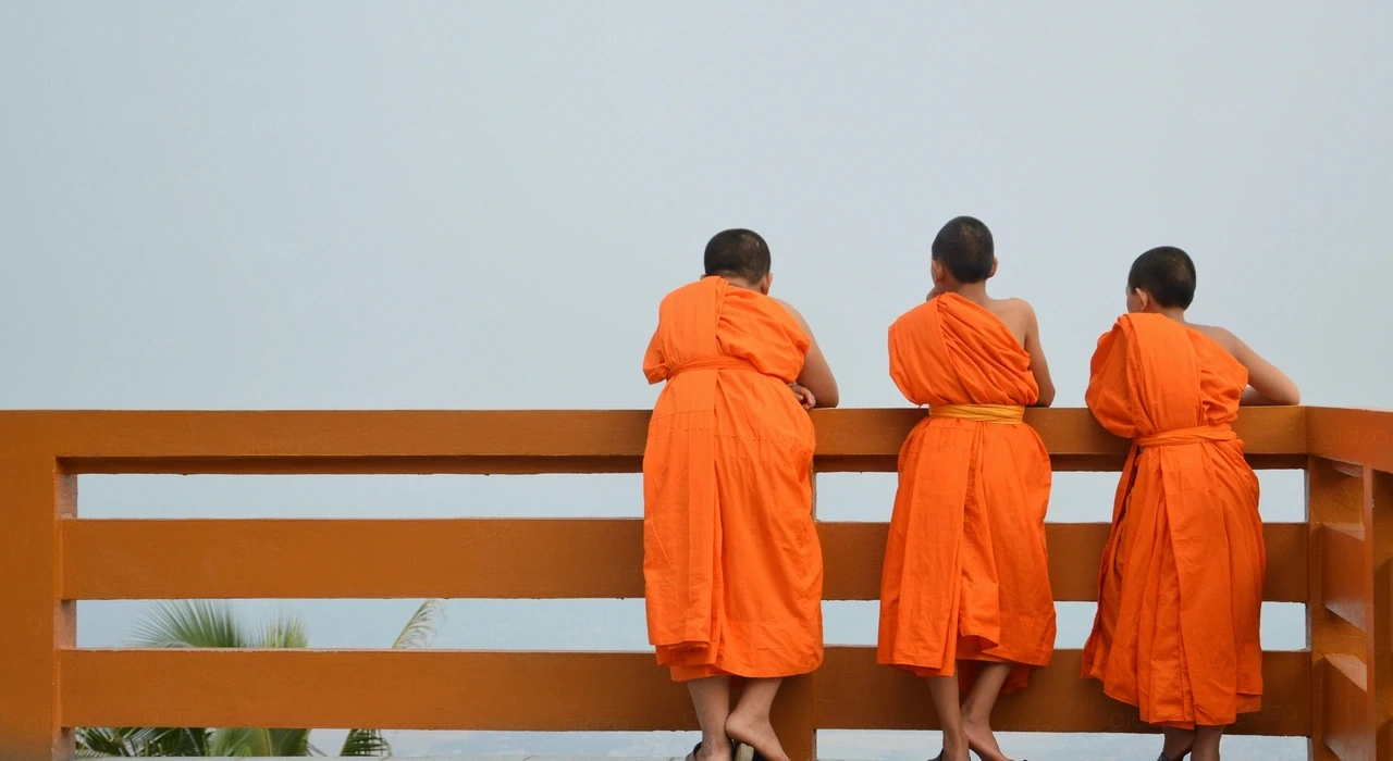 Буддийские монахи в традиционной одежде