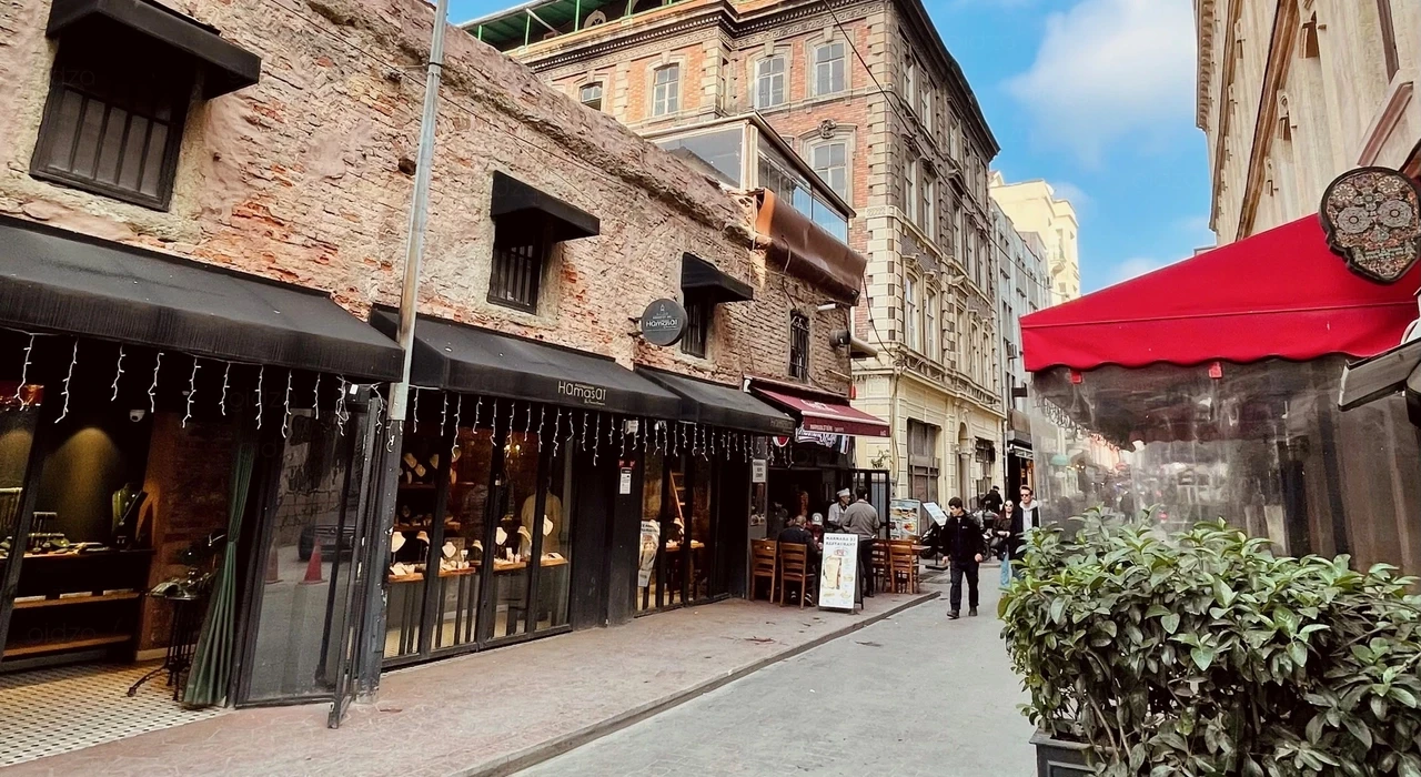 Кафе и реконструированные здания в Каракёй