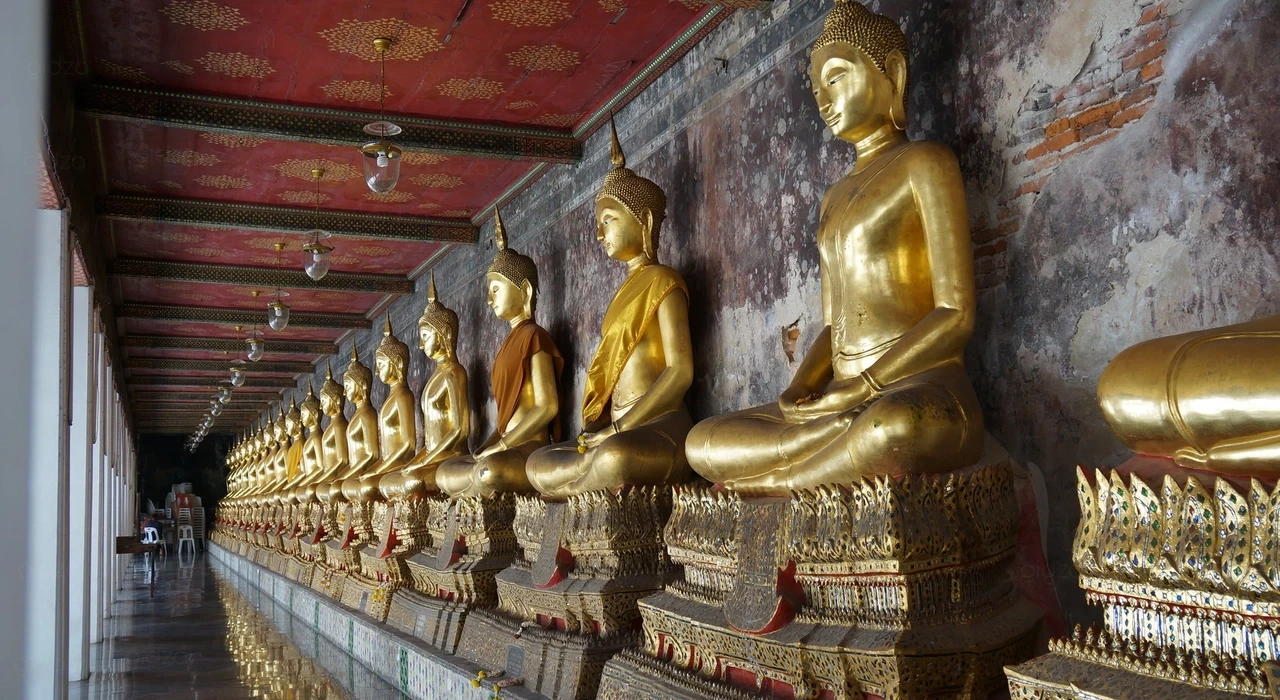 Вихарн в Храме Ват Сутхат в Бангкоке окружен галереей со 150 позолоченными скульптурами Будды