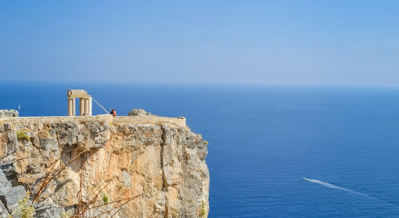 Вид на Акрополь и глубокое синее море в Линдосе