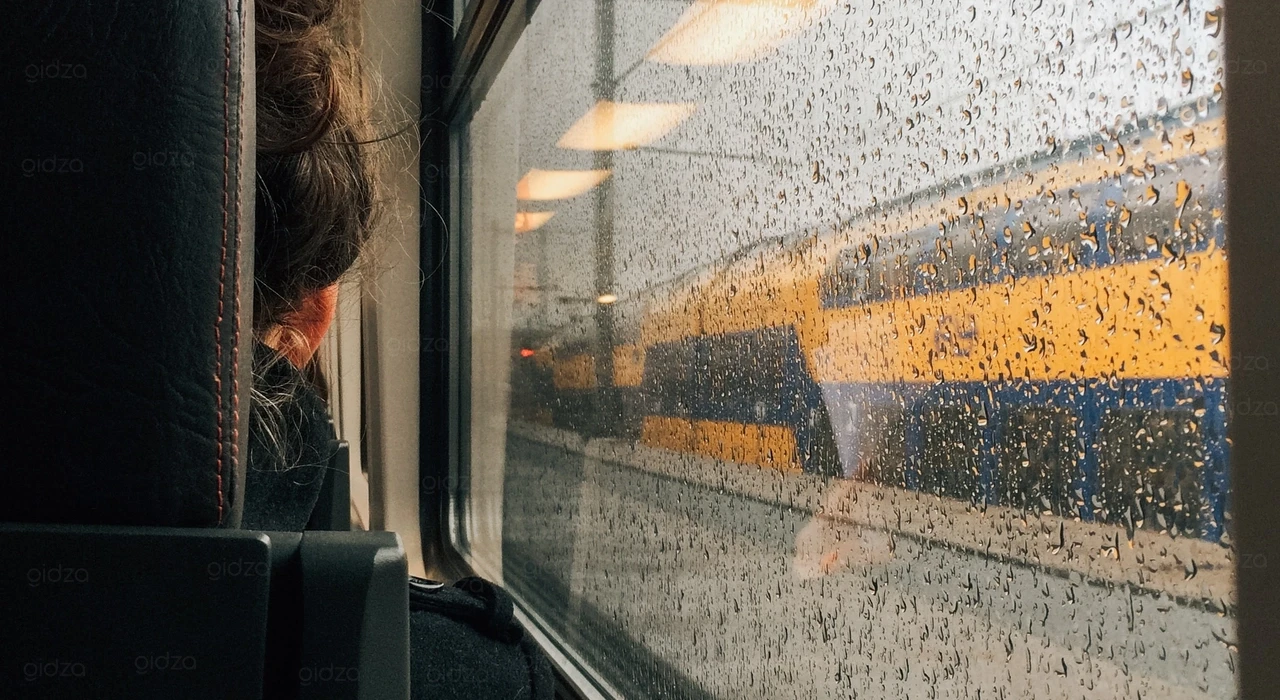 Романтичные капли на окнах поезда
