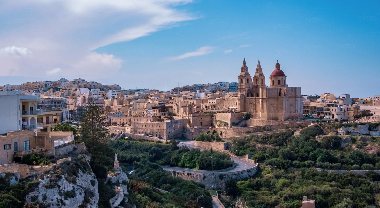 Популярный у туристов город Меллиха на Мальте