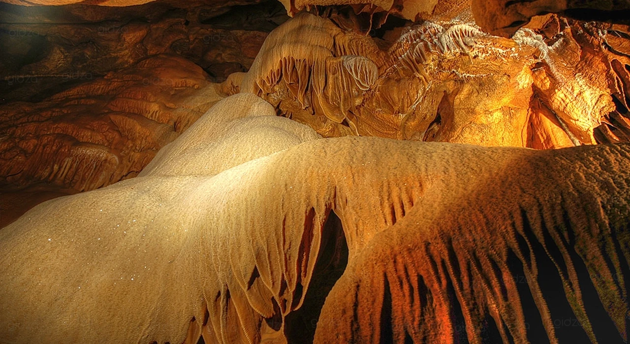 Сталактитовое образование под названием «Оранжевый водопад» в пещере Васс Имре в Йосвафё, Венгрия