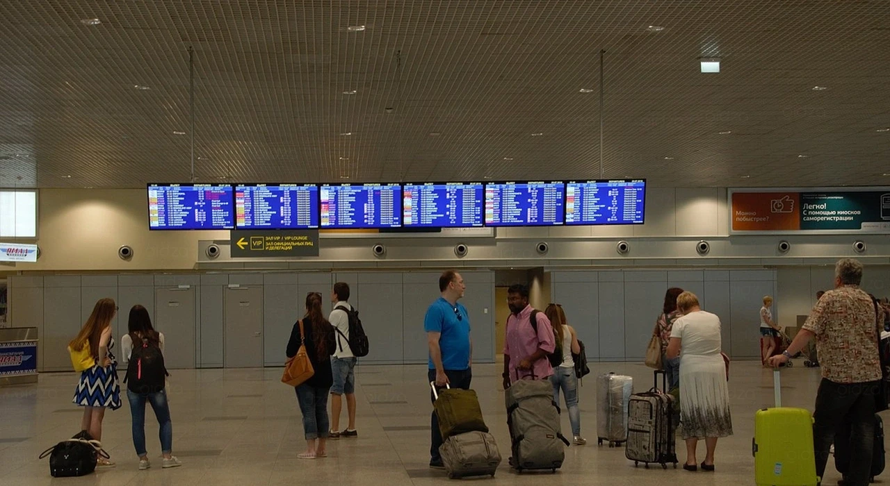 Люди ищут выход из московского аэропорта