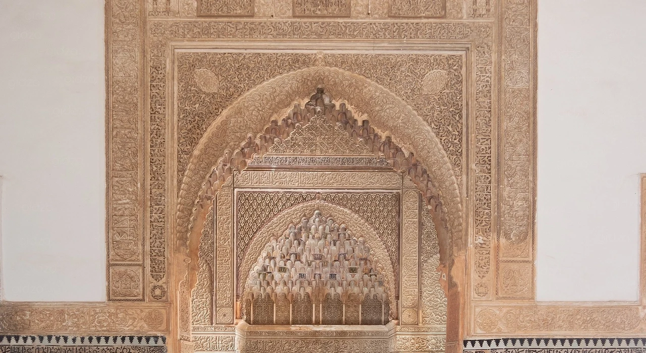 Вид через арку к могилам Мухаммеда аль-Шейха и Лаллы Масуды