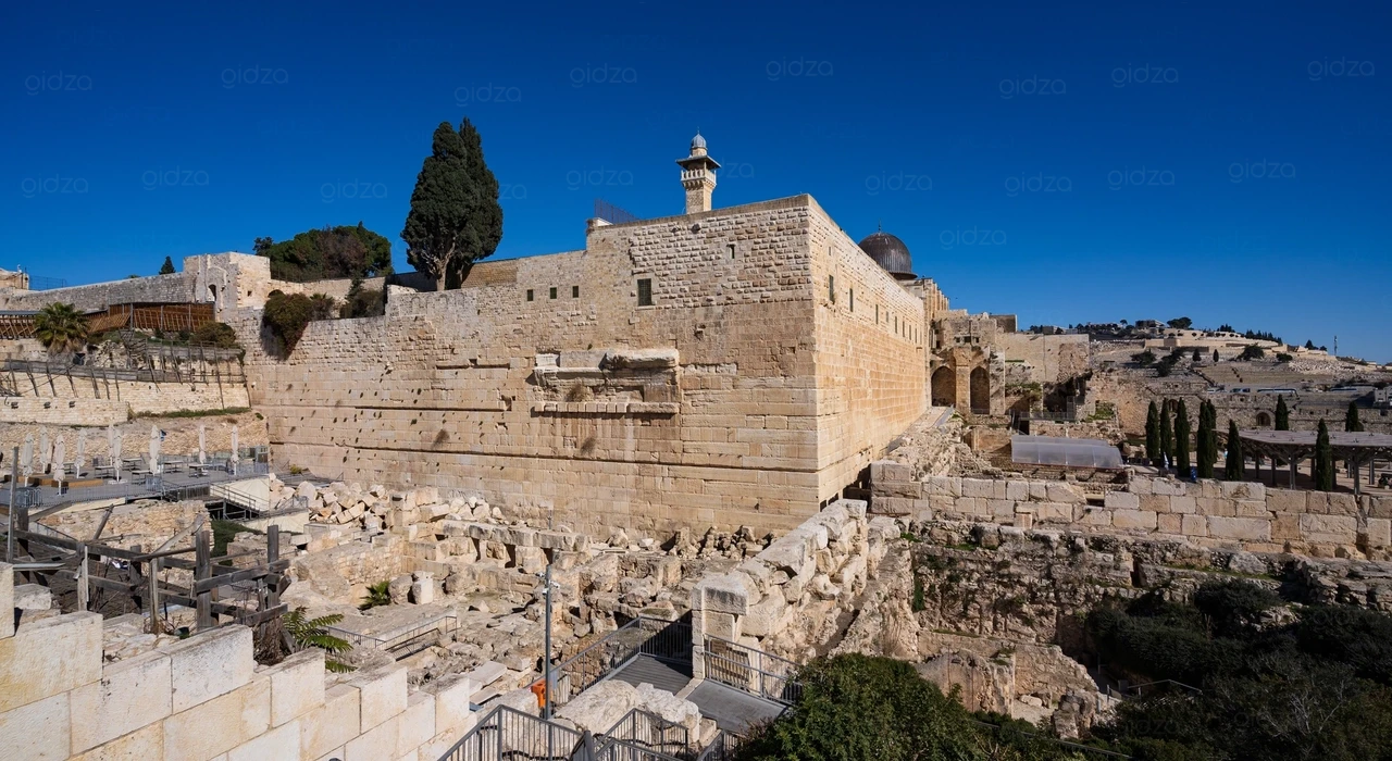Юго-западная часть Храмовой горы и развалины Второго Храма после его разрушения