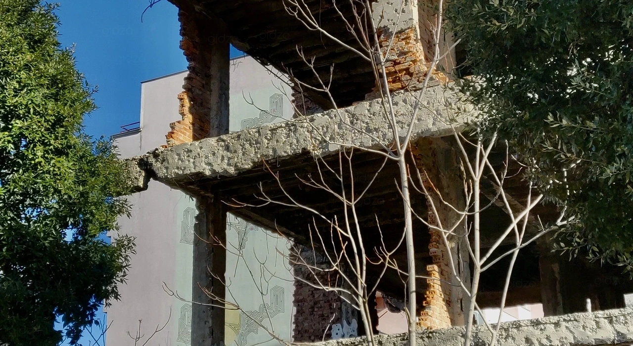 В Мостаре много разрушенных и не восстановленных строений. Долгое философское объяснение опущу, для себя сделала вывод, что кому-то важно триггериться и сделать это для себя смыслом жизни.