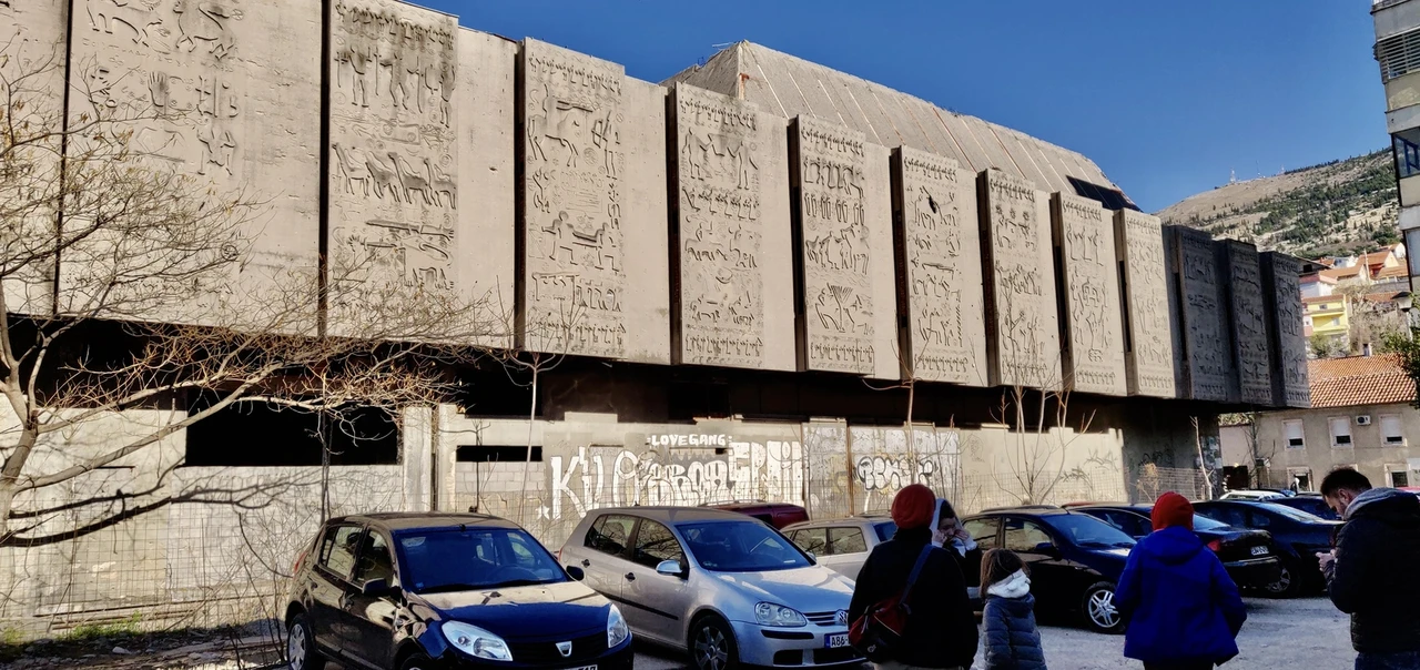 Здание бывшего универмага «Развитак». Стены украшают одни из культурных символов Боснии и Герцеговины – стечки, надгробные камни из средневековья с характерной резьбой.