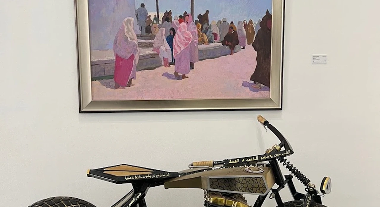 Мотоцикл и картина в Музее МАКМА