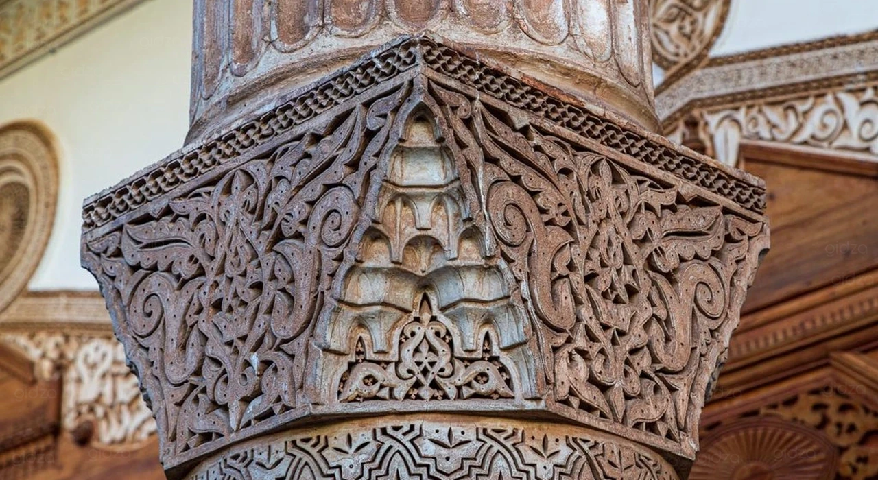 Декоративные изразцы на колоннах дворца Дар эль-Бача