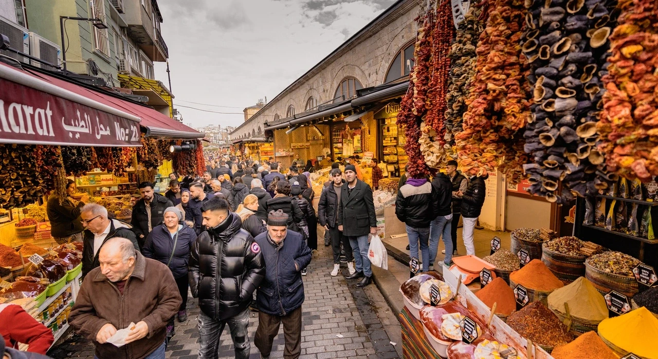 Рынок пряностей и специй перед входом в Египетский базар в Стамбуле