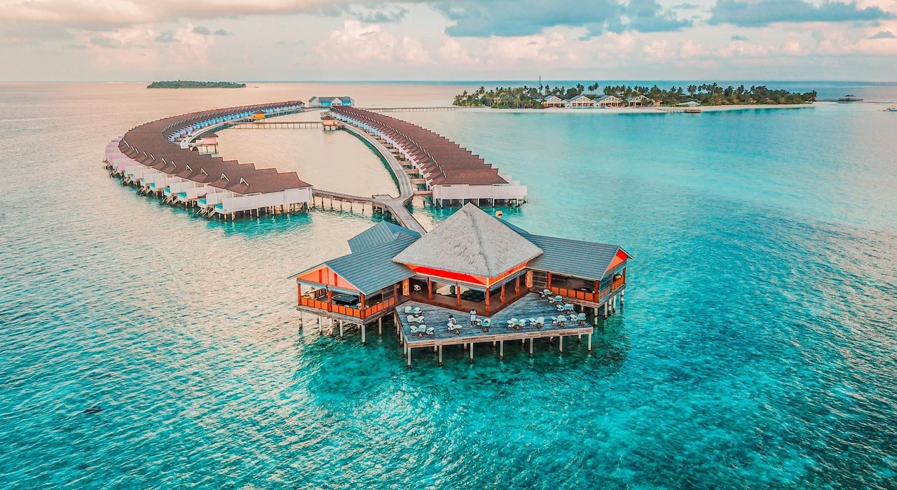 Мальдивские домики среди Индийского океана
