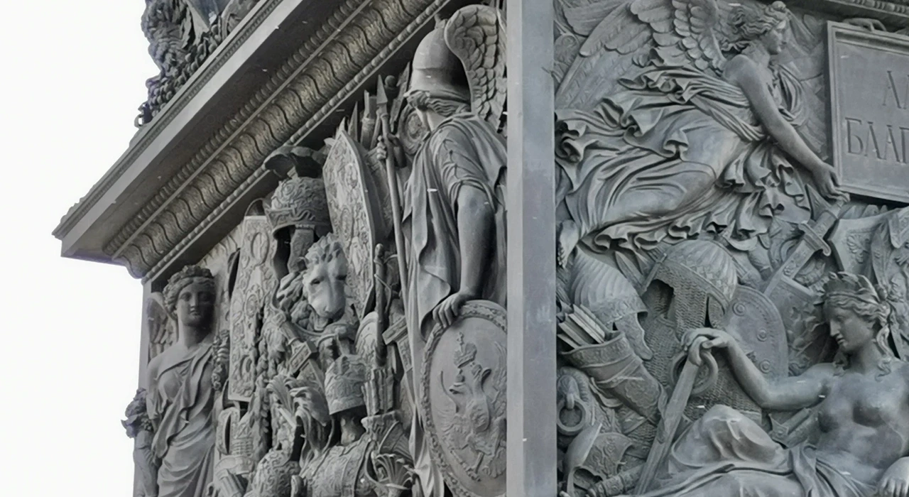 Скульптуры на Александровской колонне