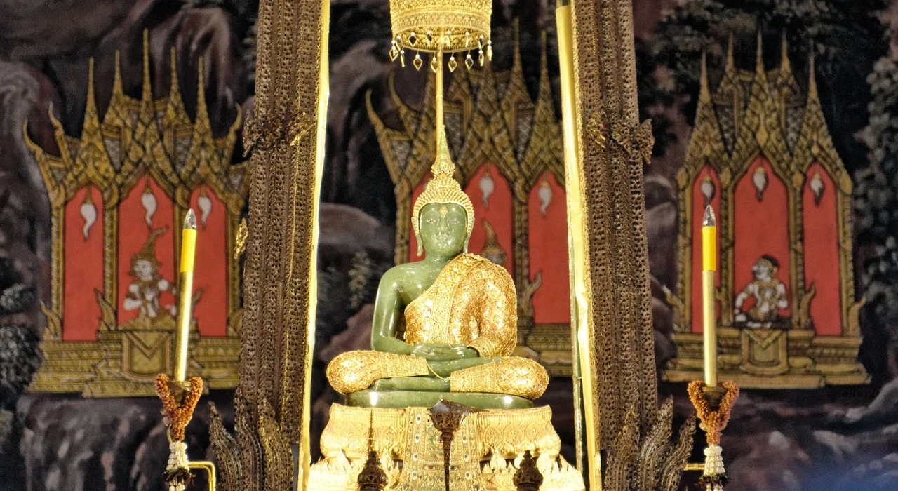 Статуя Изумрудного Будды в облачении для сезона дождей — главная святыня Таиланда