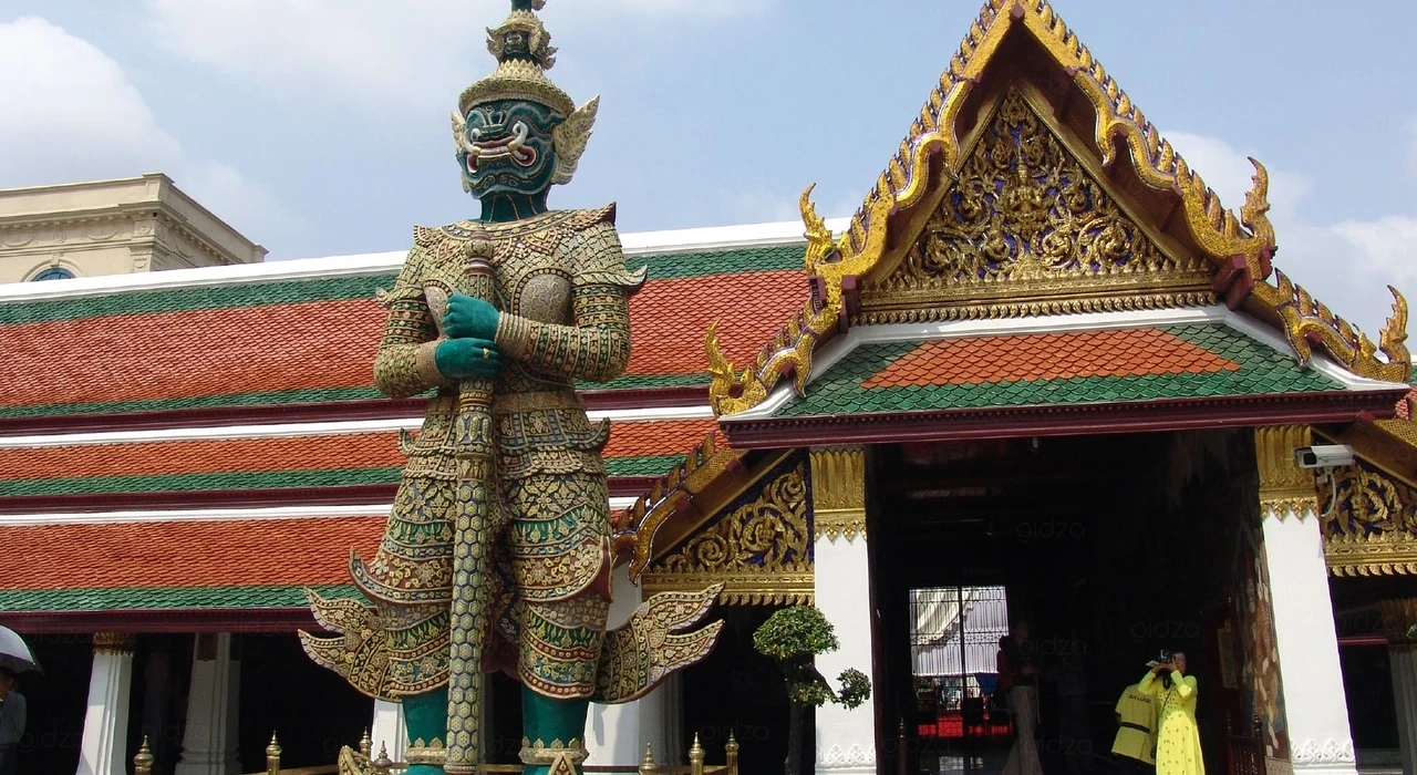 Гигант-хранитель Якша Тоцакан, персонаж тайского эпоса Рамакиен (Ramakien), в Ват Пхра Кео в Большом дворце Бангкока, Таиланд
