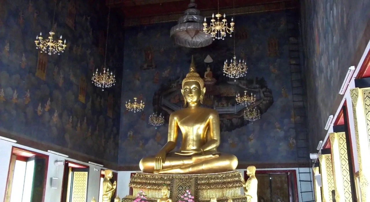 Изваяние Будды в Железном Храме Лоха Прасат в Храмовом комплексе Ват Ратчанаддарам в Бангкоке, Таиланд
