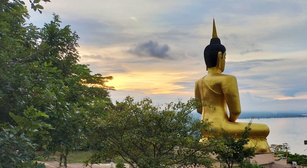 Гигантский золотой Будда на холме Пху Салао