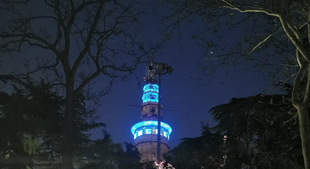Синяя подсветка башни Беязыт - новый день будет ясным