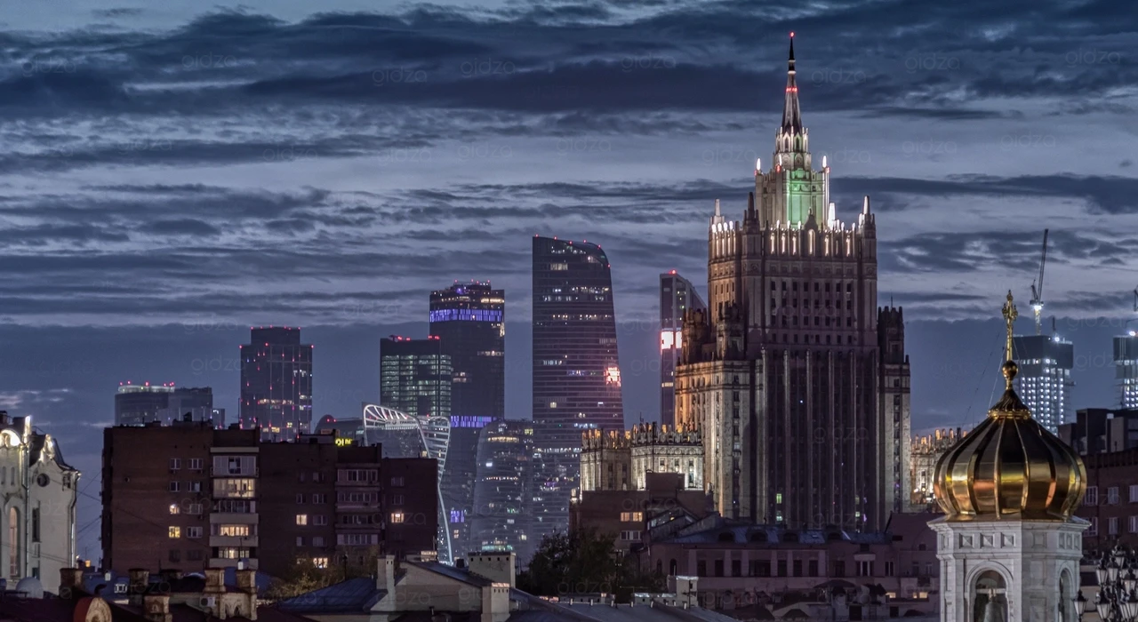 Небоскребы Москвы-Сити и «сталинская высотка» МИД РФ