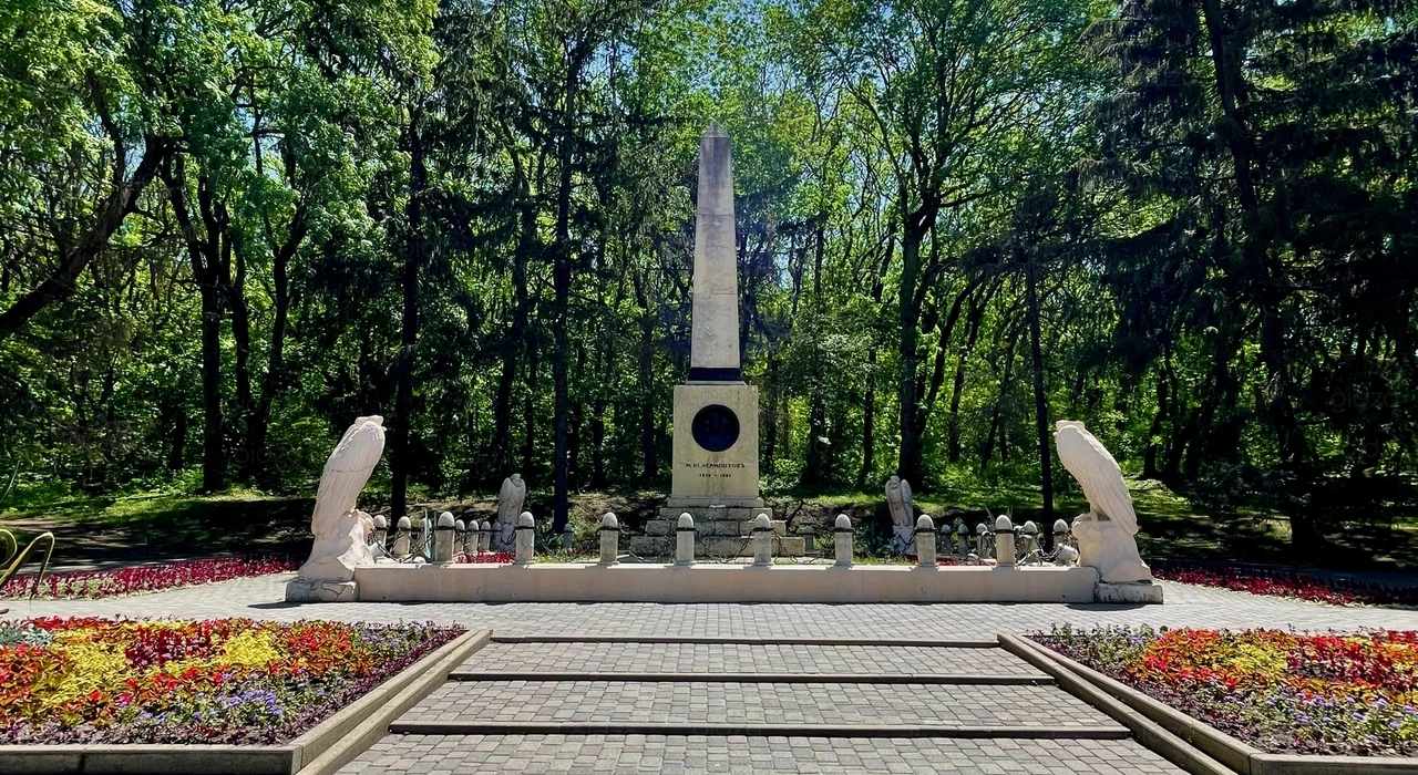 Памятник на месте дуэли М.Ю. Лермонтова в Пятигорске
