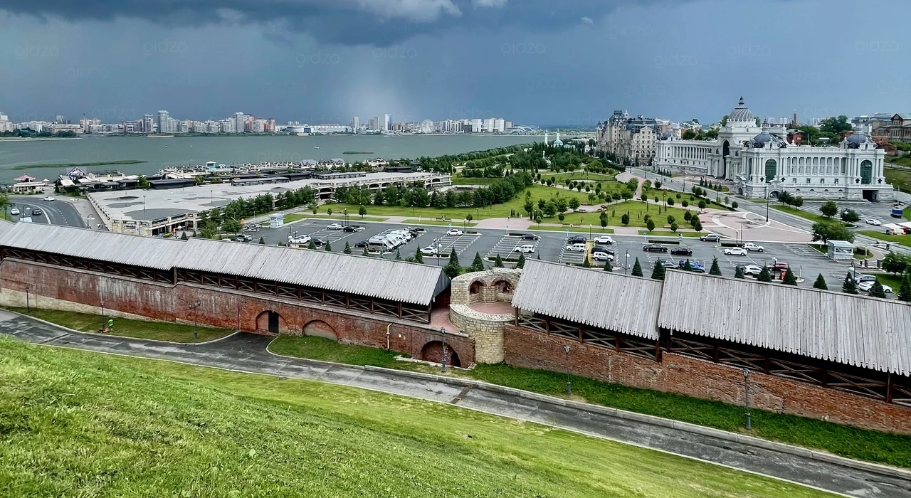 Стены Казанского Кремля и Дворец Земледельцев