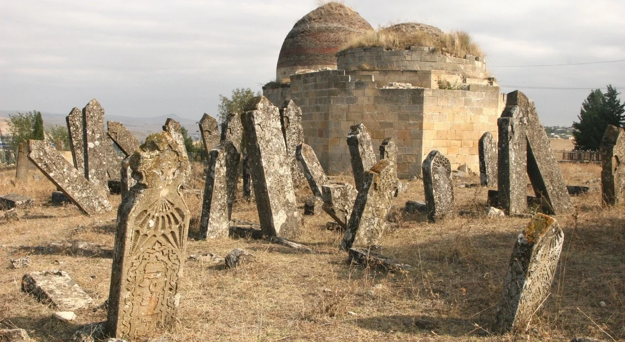 Мавзолей Эдди Гумбеза и кладбище в Шамахе, Азербайджан