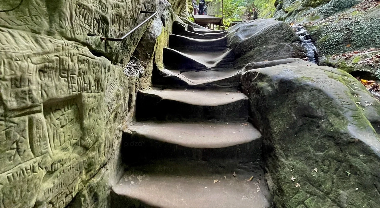 Скалы и лестницы в Дантовом ущелье