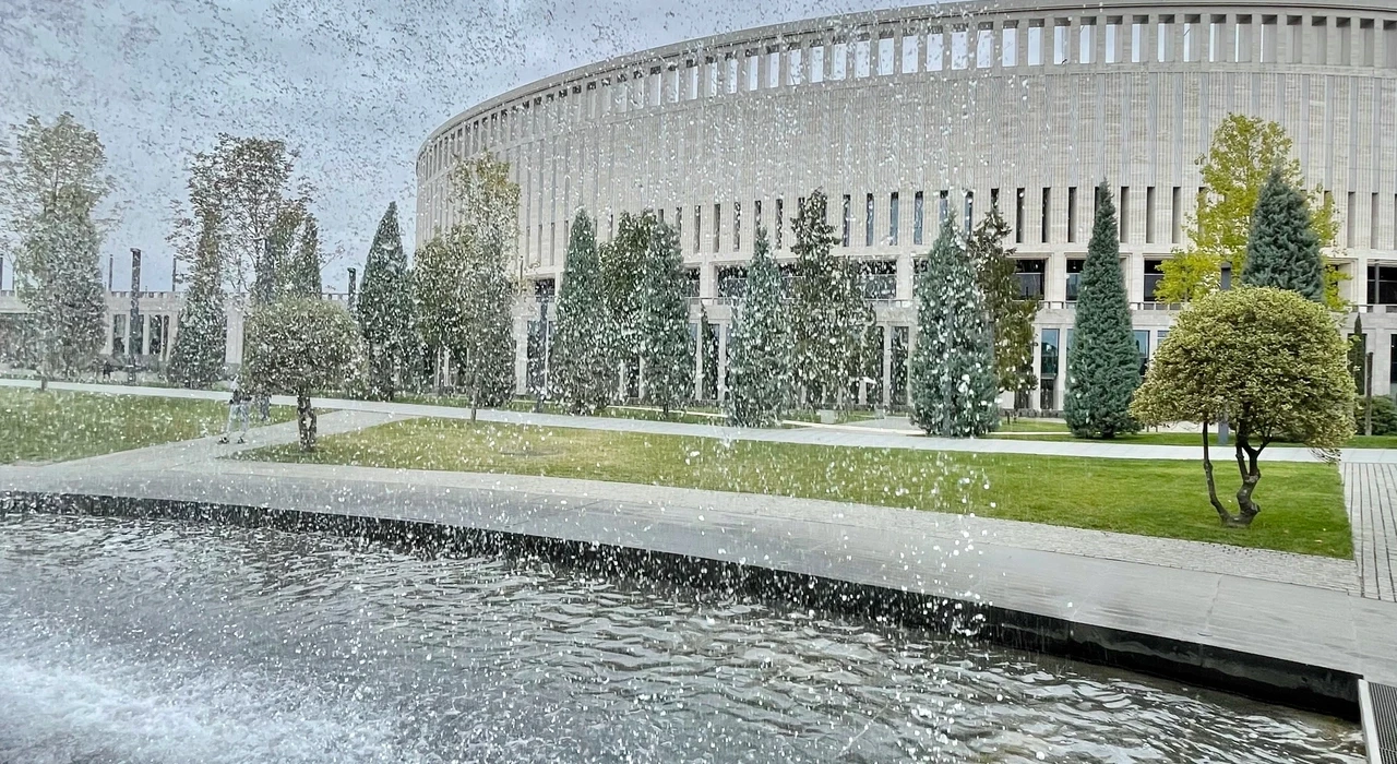Вид на стадион Краснодар за брызгами воды