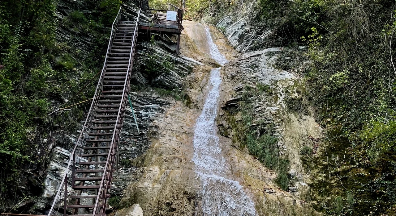 Лестницы вдоль водопадов