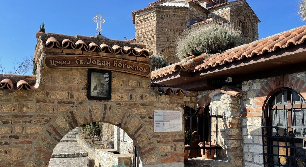 Вход в церковь Святого апостола Иоанна Богослова