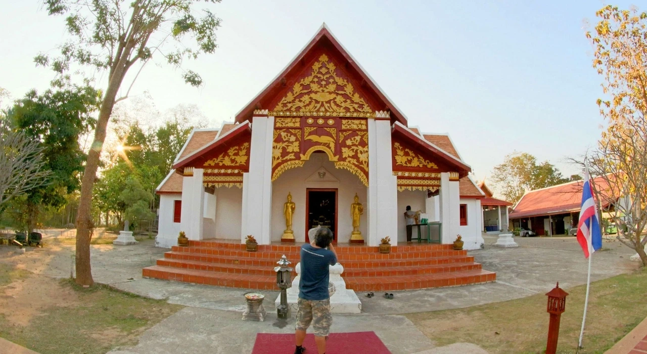 Храм Ват Пхра Тхат Кхао Ной в городе Нан, Таиланд