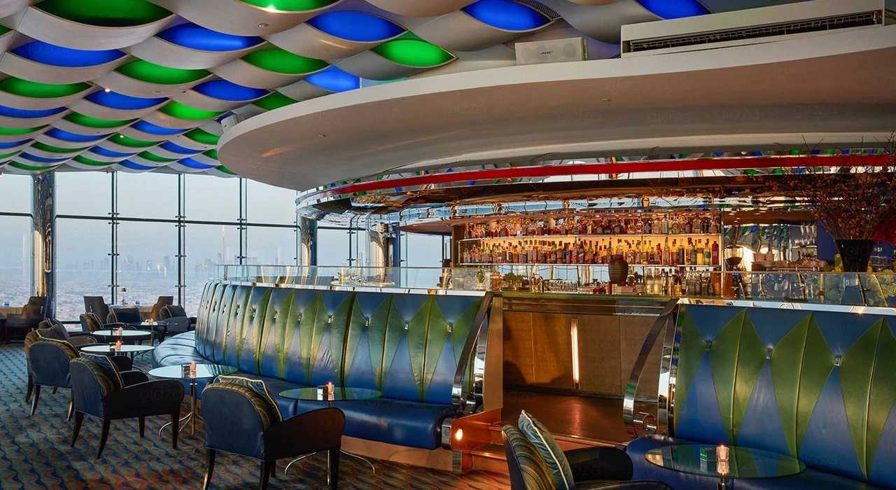 Интерьер и панорамный вид из ресторана Skyview Lounge