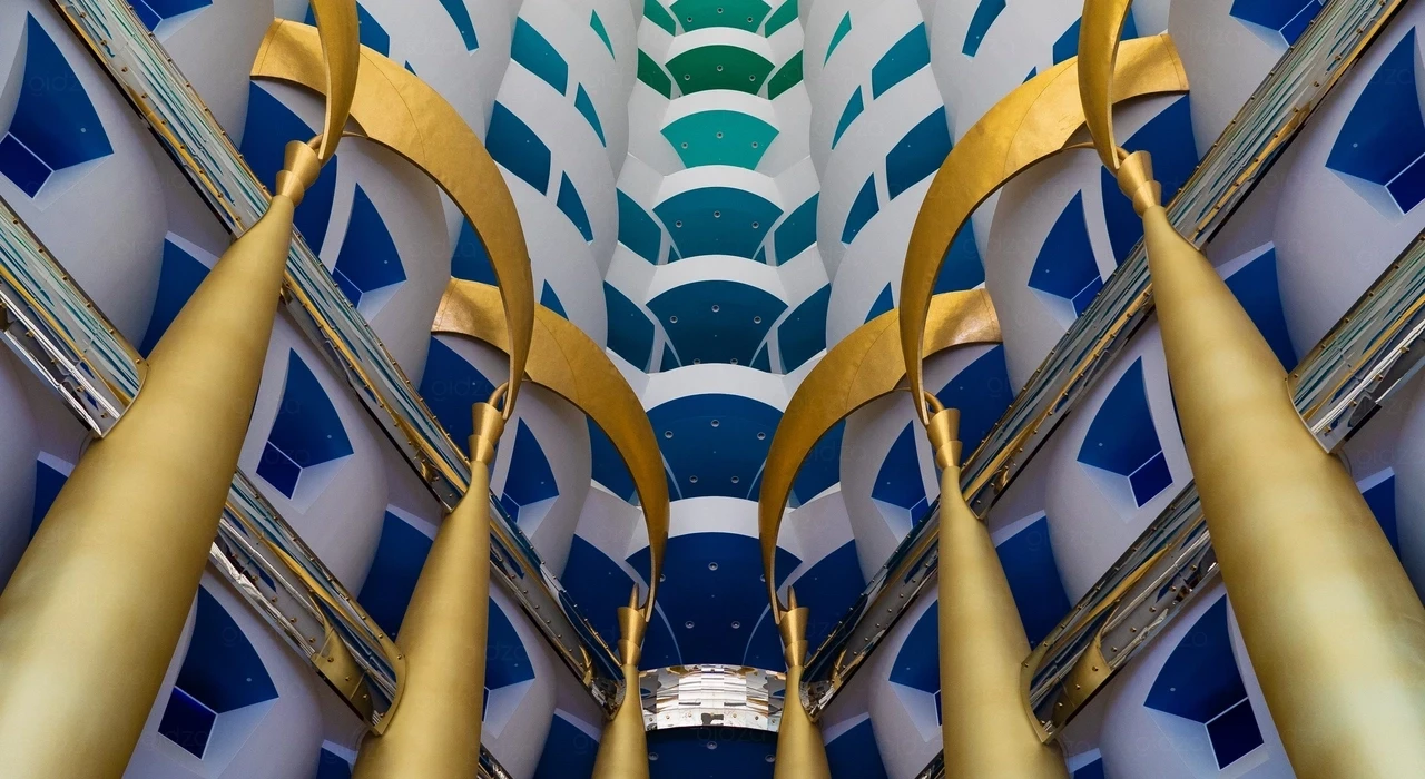 Футуристичный интерьер отеля Burj-Al-Arab