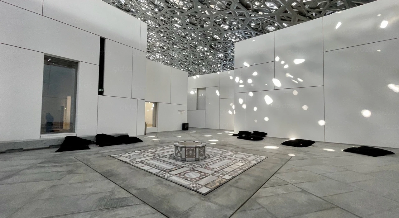 Внутренний двор в Лувре Абу-Даби, где можно отдохнуть на удобных бескаркасных диванах-мешках