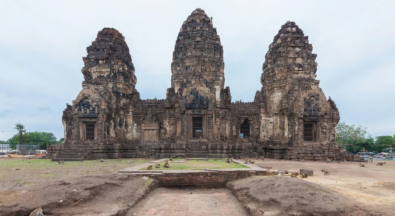 Пхра Пранг Сам Йот (Храм обезьян) в Лопбури, район Мыанг Лопбури, провинция Лопбури, Таиланд