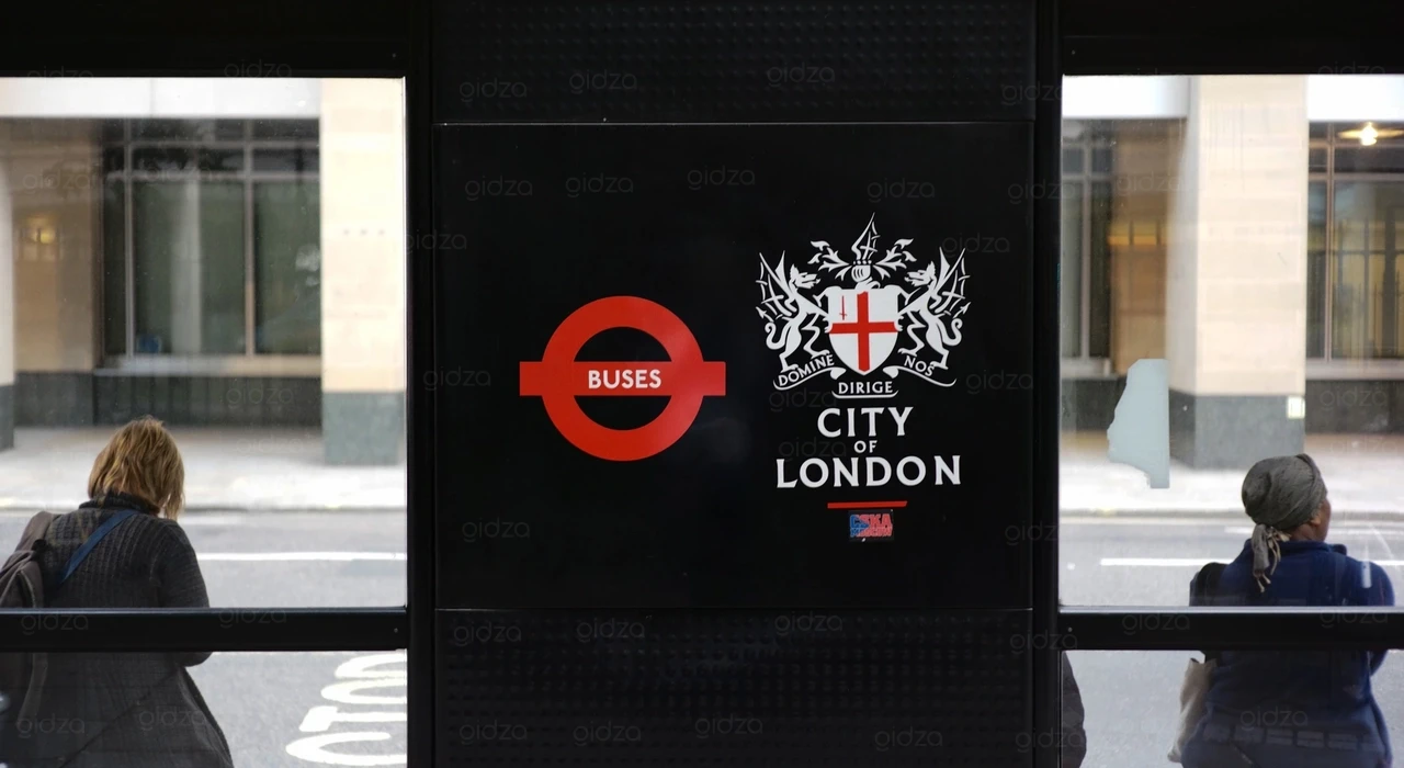 Автобусная остановка в Лондоне с гербом Лондонского Сити