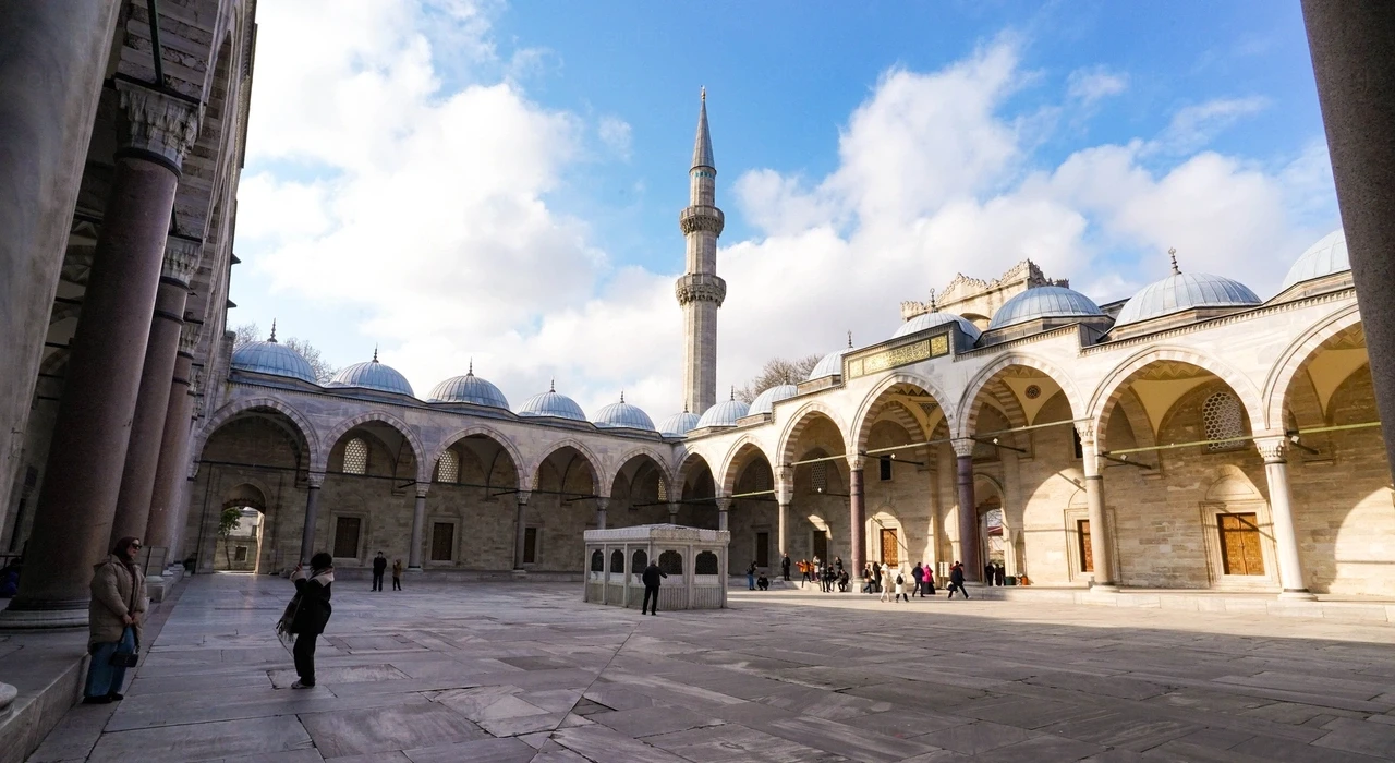 Двор мечети Сулеймание