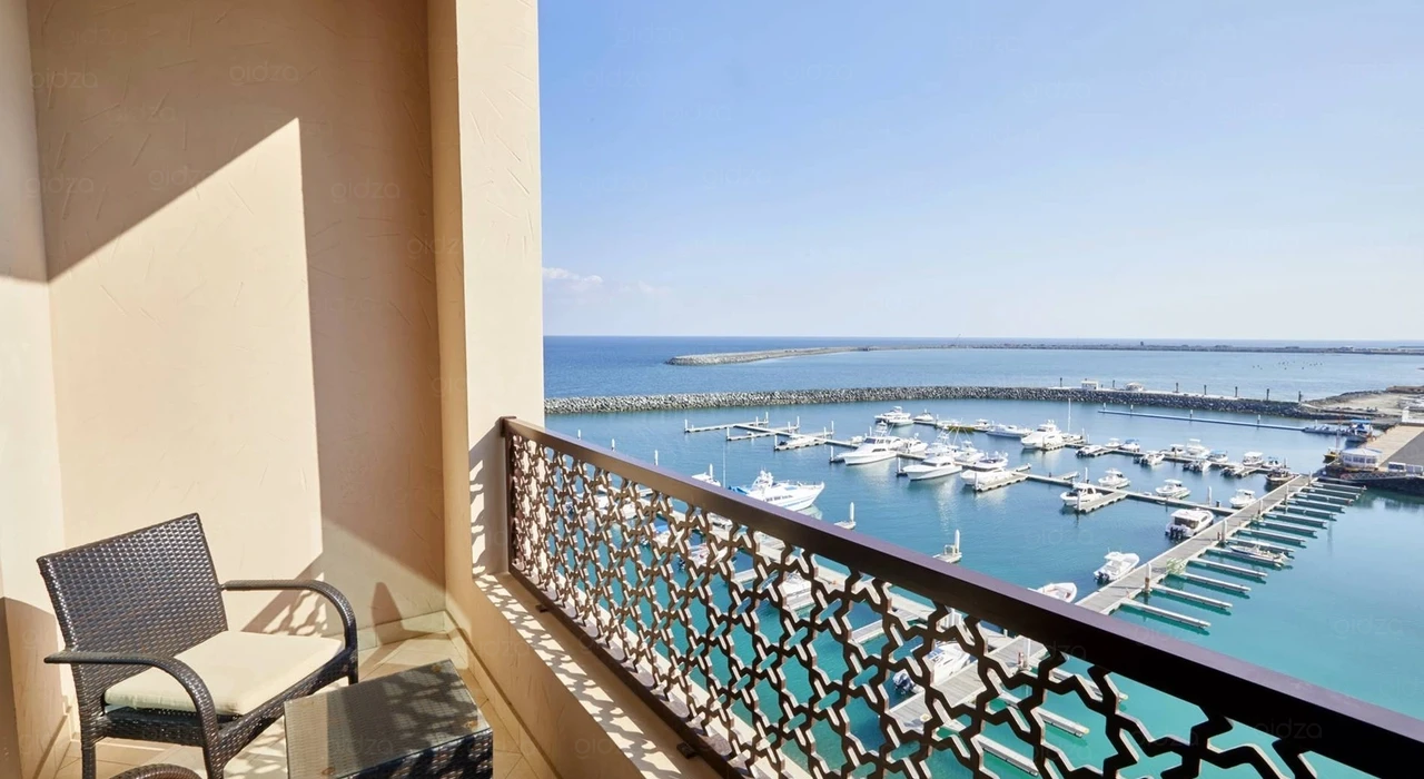 Вид на яхты и лодки из окна отеля Al Bahar Hotel & Resort