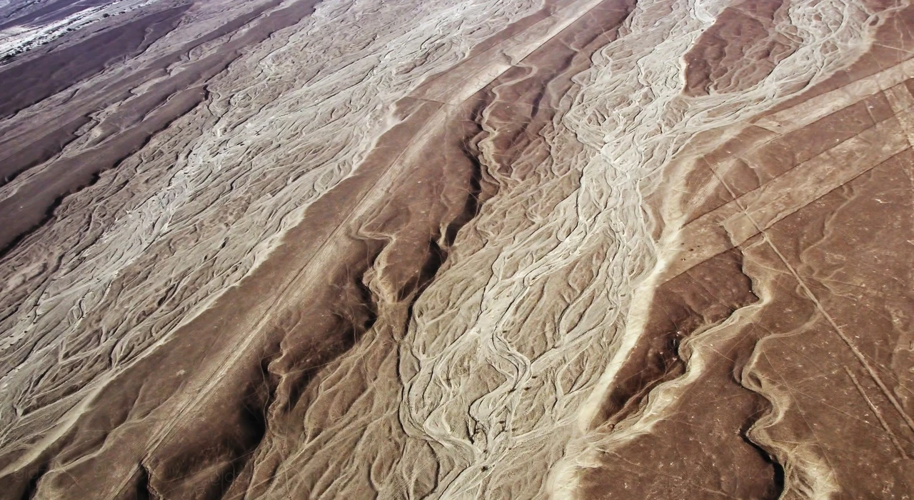 Линии Наска – одни из самых загадочных траекторий на поверхности перуанской пустыни