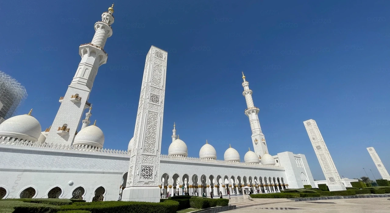 Вид на часть из 82 куполов мечети шейха Зайда в Абу-Даби