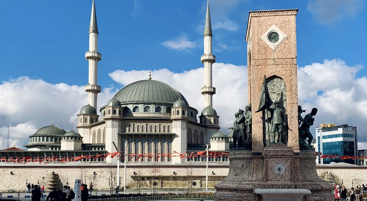 Монумент Республики и мечеть Таксим