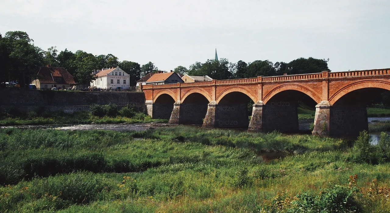 Старый кирпичный мост в Кулдиге