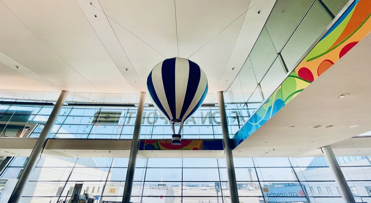 Символичный шар в зоне вылета аэропорта